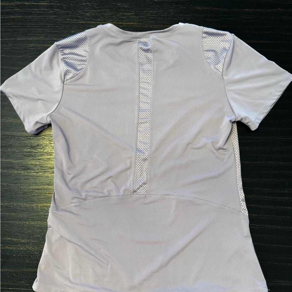LOT (13 pieces) of running/workout clothes. - Picture 12 of 16